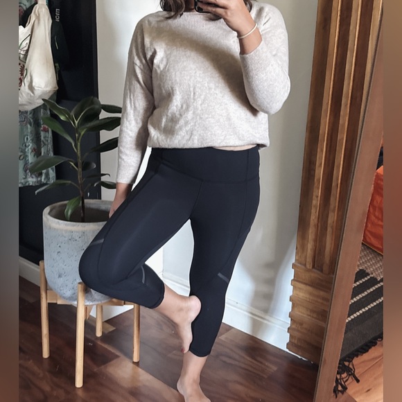 lululemon athletica Pants - LULULEMON Black Crop Legging With Side Pockets and Ruching. Size 4